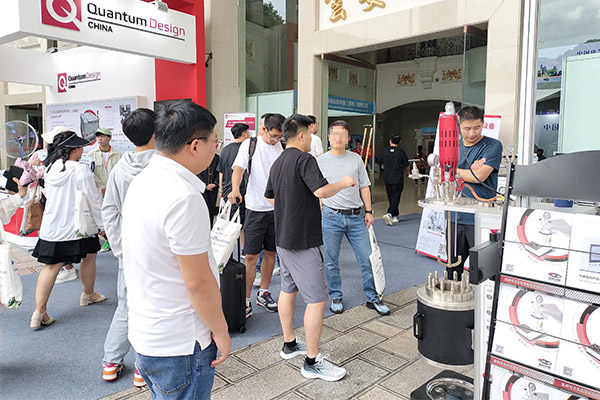 霍桐儀器展位現場升降高壓反應釜、平行反應釜等展品吸引老師駐足